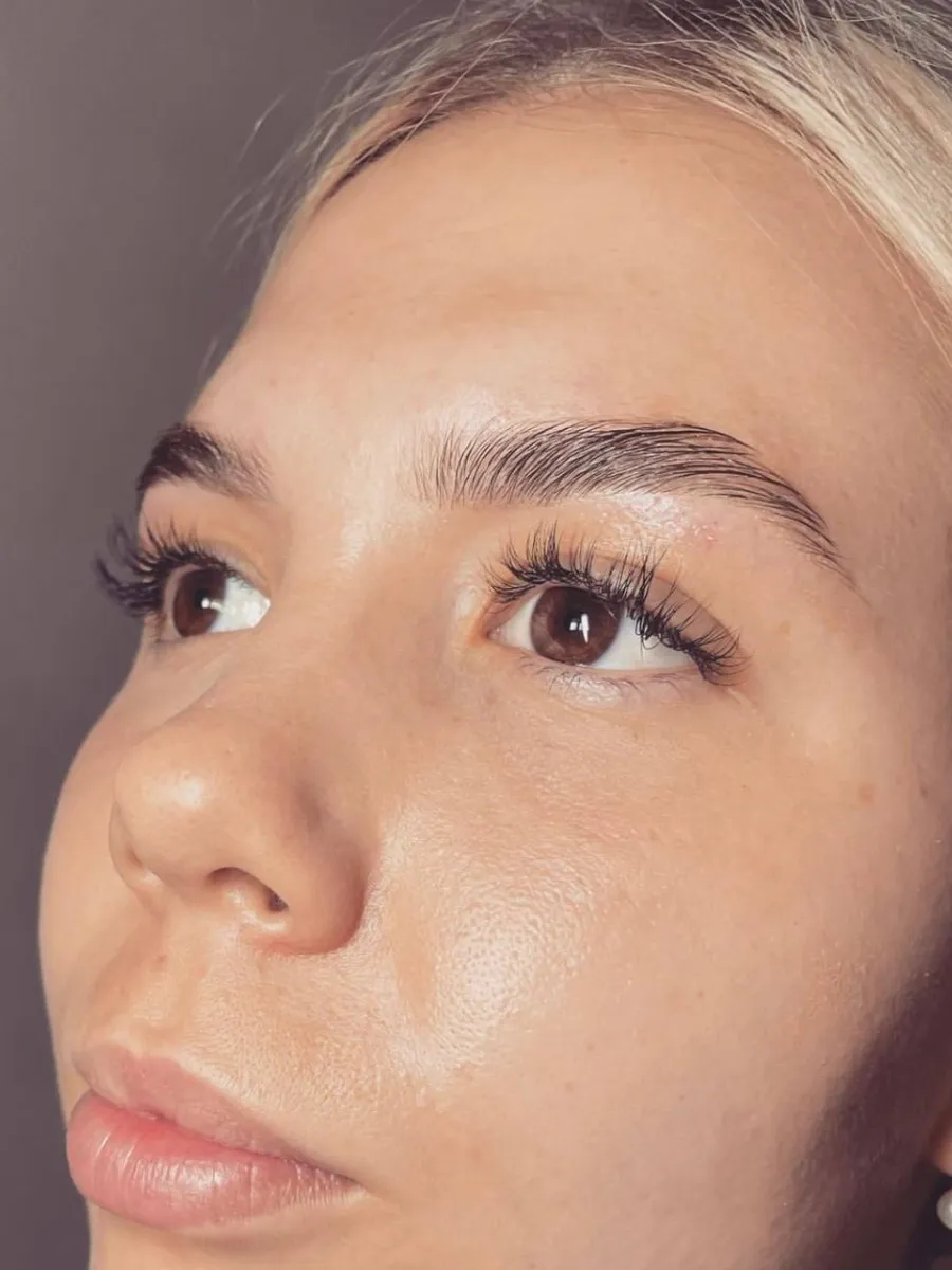 Rostro de una clienta después del diseño de cejas y el lash lift