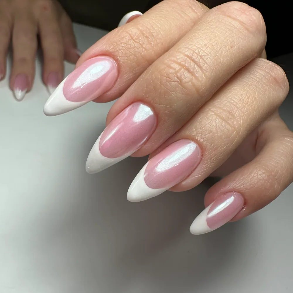 Extensiones almendradas largas con francesa blanca clásica