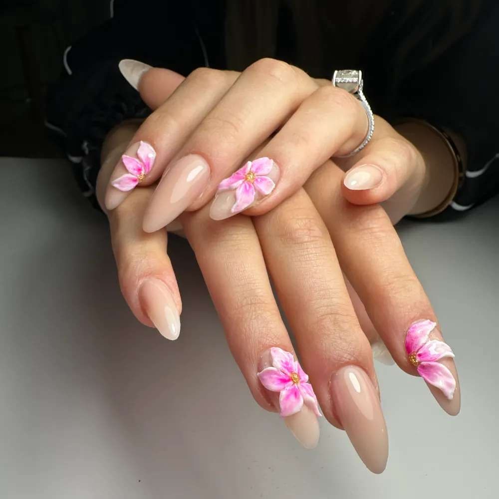 Uñas almendradas nude con flores rosas esculpidas a mano en 3D
