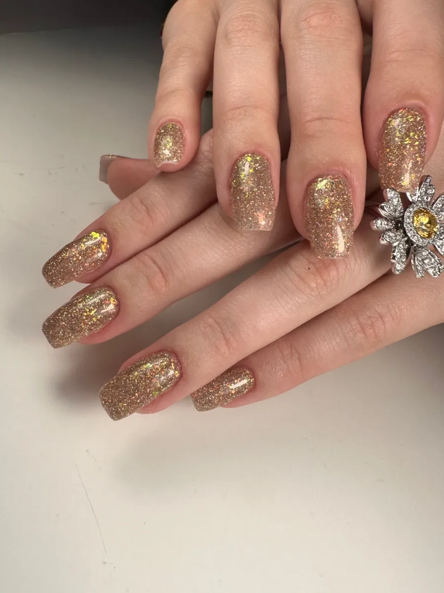 Uñas cuadradas en gel con glitter dorado tipo ópalo