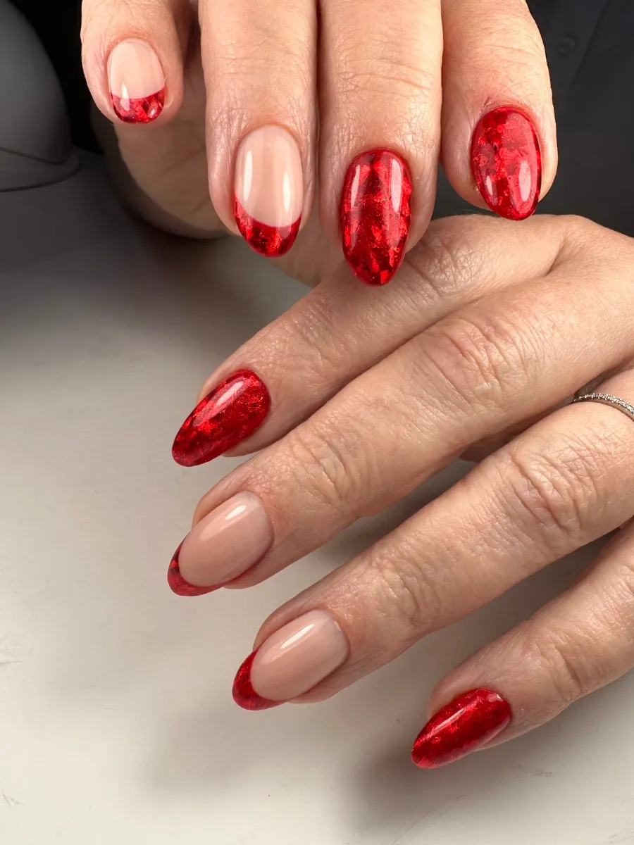 Uñas almendradas con francesa de foil rojo y acentos de foil rojo