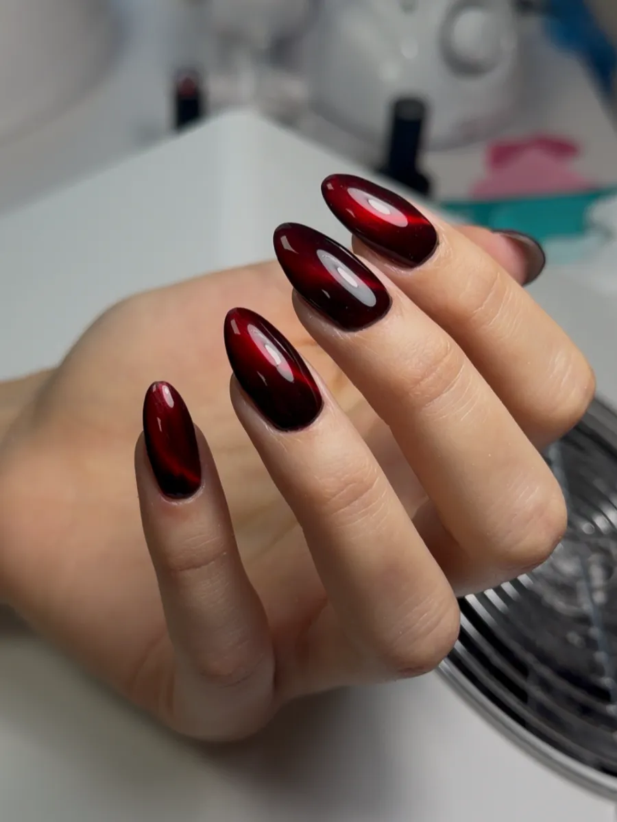 Uñas en gel ojo de gato color cereza