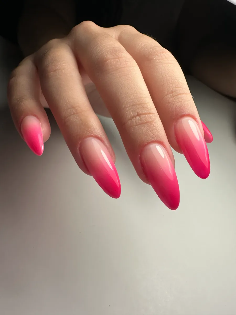 Ombré fucsia en uñas almendradas largas